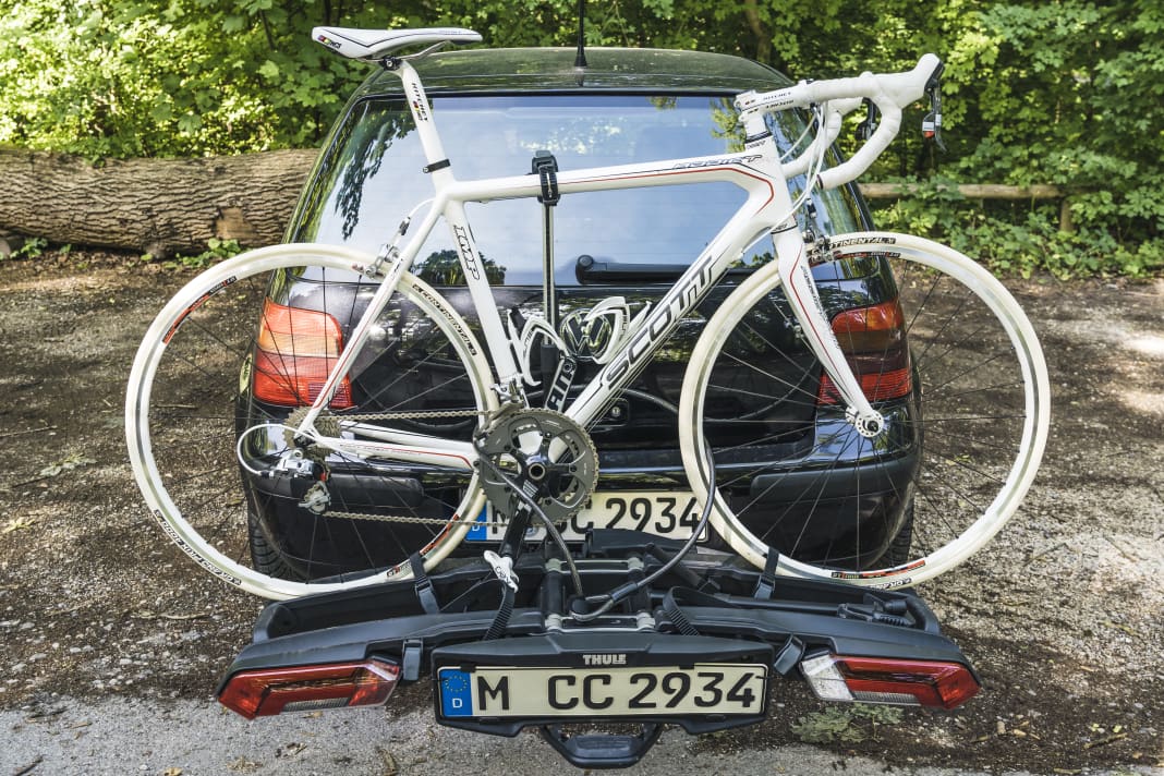 Hier erkennt man, wie das Rad mit Haltearm am Oberrohr und Schlaufen an den Laufrädern montiert auf dem Epos II steht