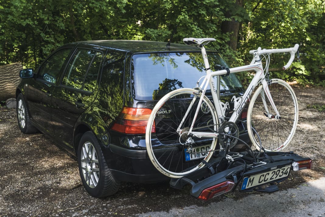 Der Thule Epos II mit fixiertem Rennrad