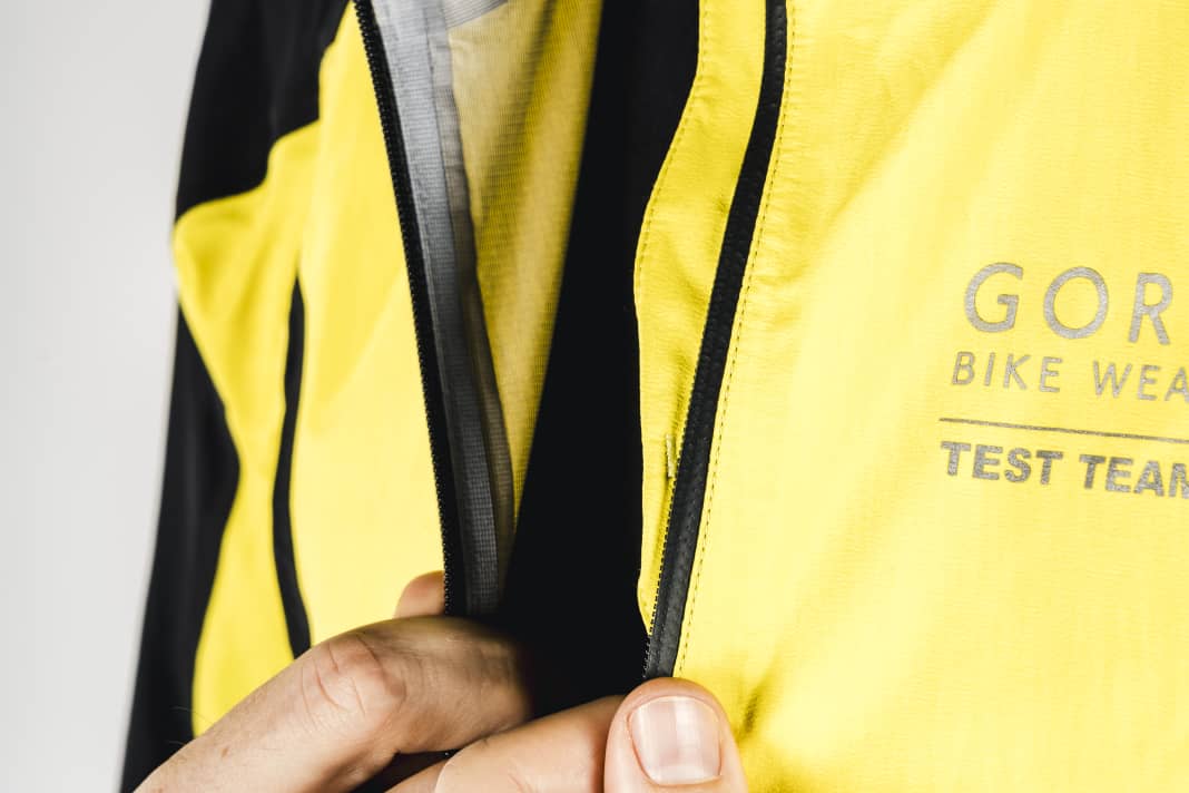 Ein schmaler Materialstreifen hinter dem Frontreißverschluss schützt vor Wasser und Zugluft