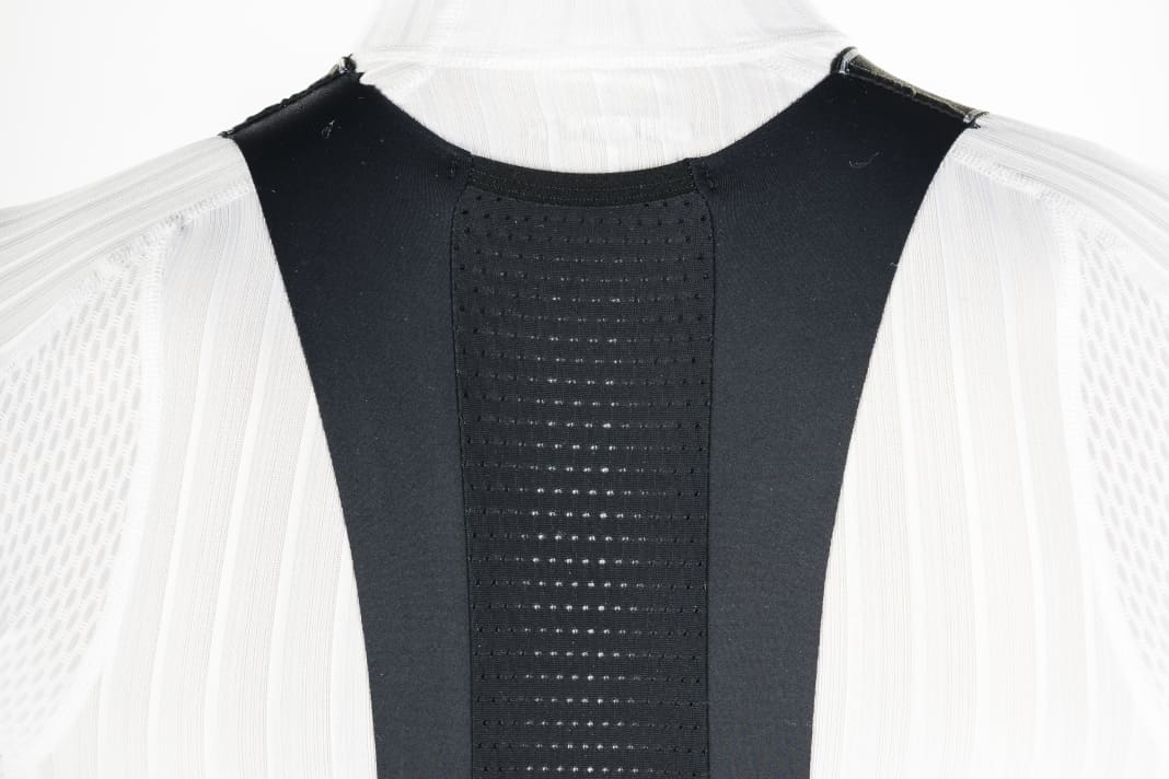 Alé K-Tornado Jacket: Damit der Schweiß gut abdampfen kann, ist das Rückenteil bei der Alé-Hose aus offenporigem Material