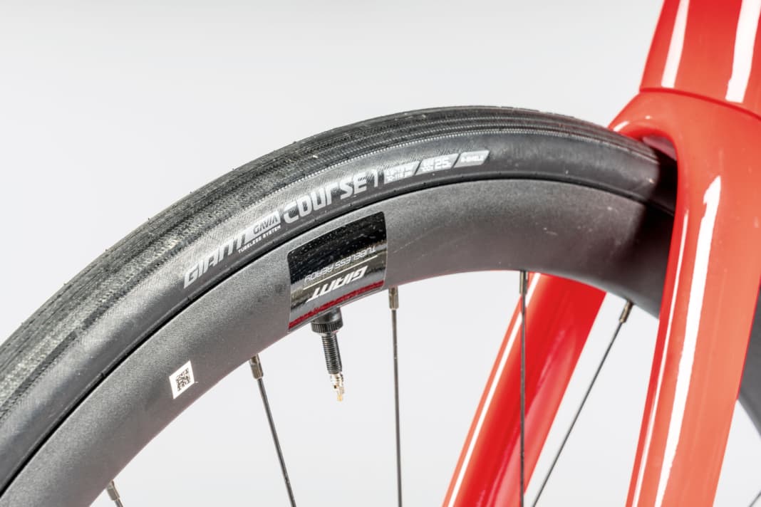 The Advanced 2 is characterised by its simple design. The heavy wheelset serves up the tuning tip on a silver platter.