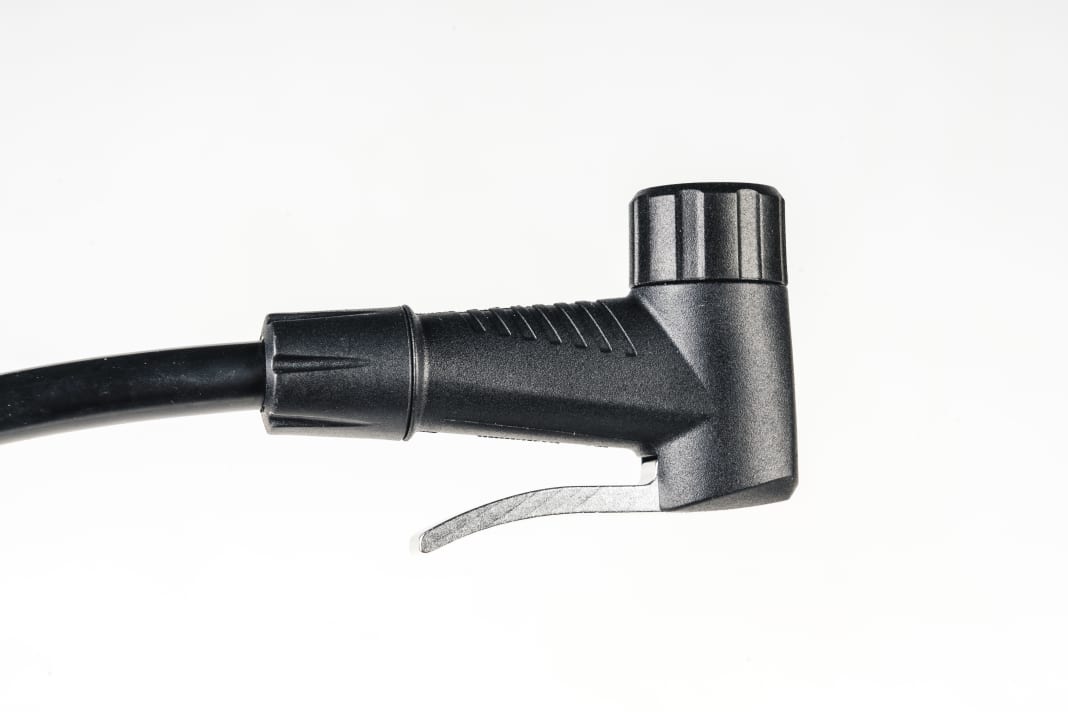 Simple and widely used design in which the rubber seal is located under the union nut. The rubber is shaped so that it fits both valve types without turning. Crankbrothers offers the hose and pump head as one spare part