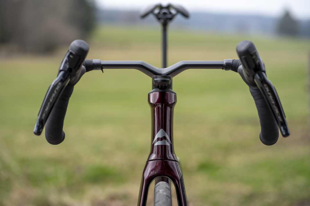 With 24 centimetres between the brake levers, it would be narrow according to UCI regulations - a wider model is on offer, although the lower link remains the same
