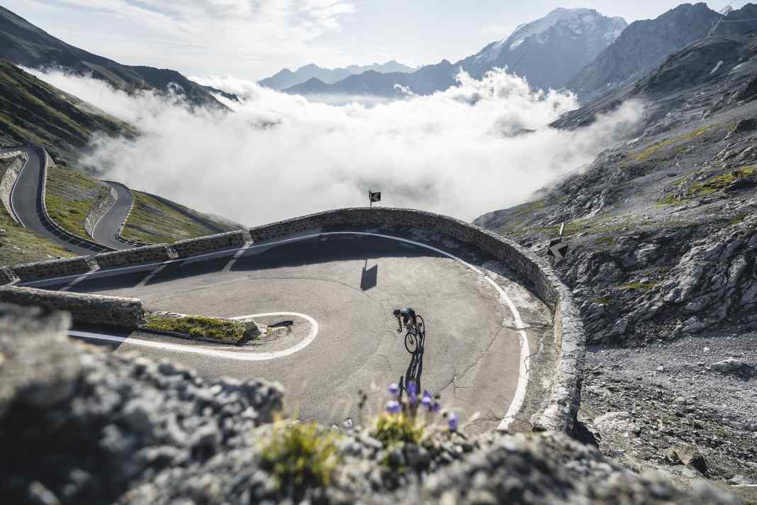 Schwindelfrei sollte man bei den stetigen Richtungswechseln am Stelvio sein.
