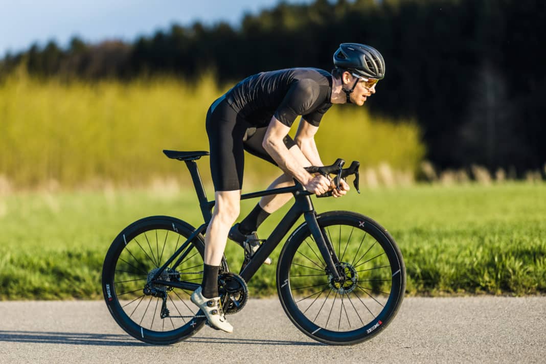 Das Van Rysel RCR war im Testzeitraum von Januar bis Dezember 2023 das schnellste Rennrad. 207 Watt benötigt der Fahrer, um bei Tempo 45 km/h den Luftwiderstand zu überwinden.