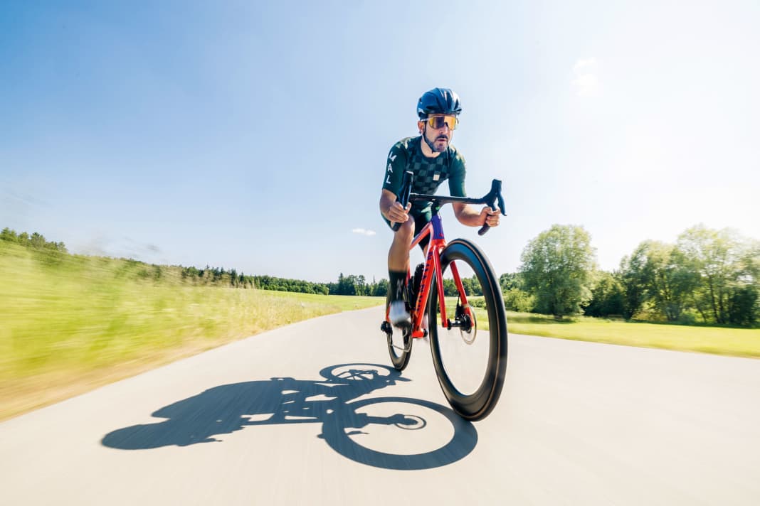 Which is better? We test tubeless tyres vs clincher tyres.