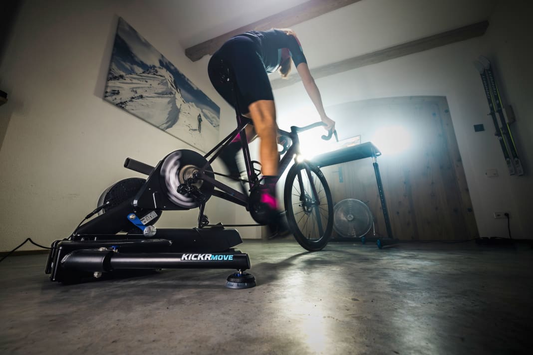 Pas le temps de s'entraîner, trop froid, trop sombre dehors ? Autant d'excuses. Ceux qui le souhaitent peuvent s'entraîner tous les jours sans mettre un pied dehors - les smarttrainers le rendent possible.