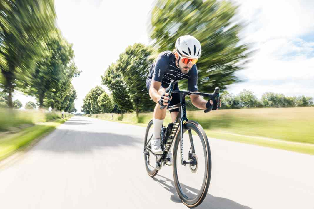 The new Canyon Aeroad wants to defend its title as the best production bike in the world.