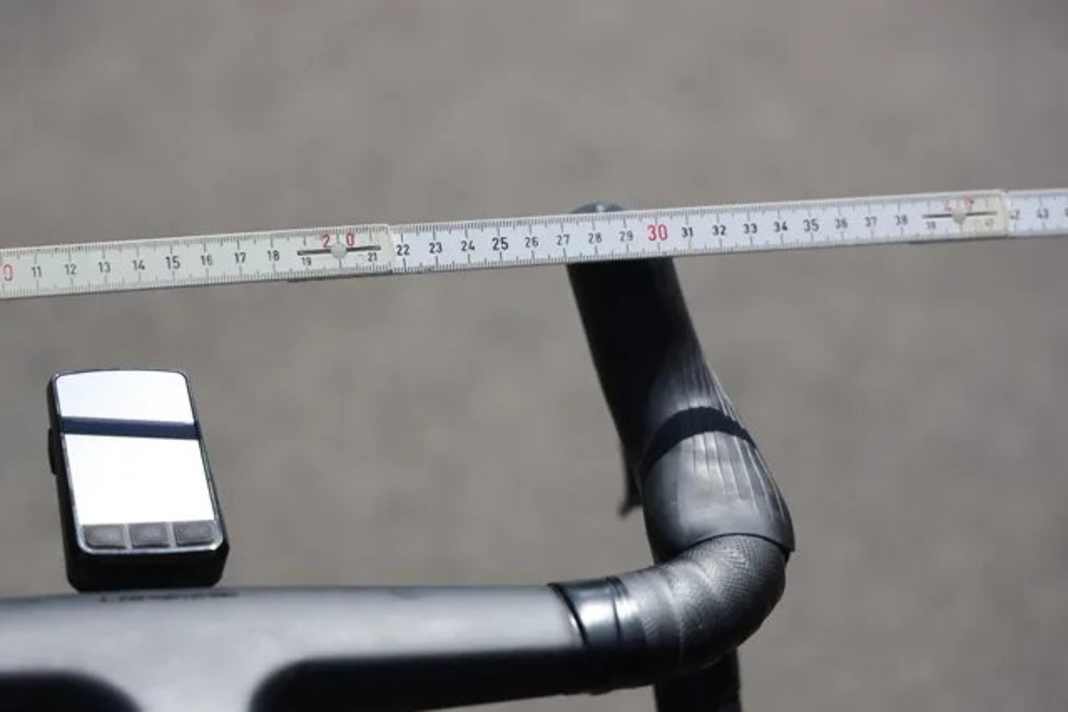 The minimum width between the levers in particular could be problematic for many riders: Even with "normal" handlebar width, the levers are often closer together due to their shape
