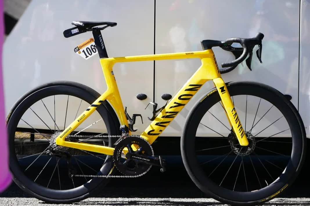 Mathieu van der Poel a été leader du Tour de France 2025 et a revêtu sa moto Canyon d'une peinture jaune spéciale pour l'occasion.
