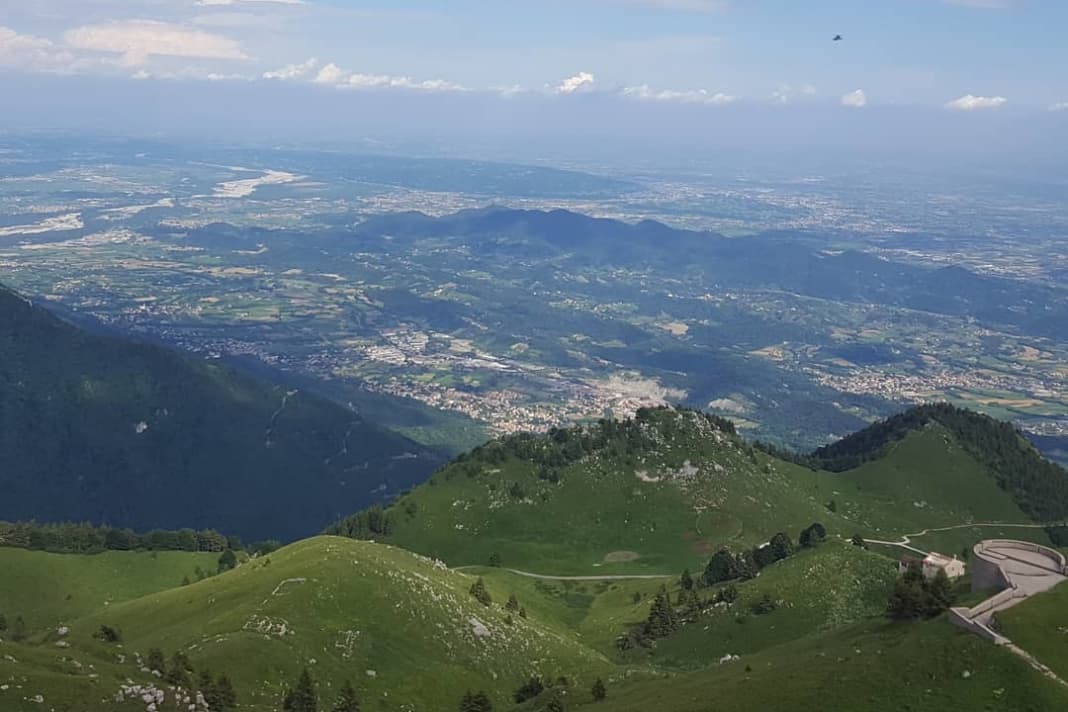 Vue lointaine depuis le sommet du Monte Grappa. Plus aucune montagne n'obstrue la vue jusqu'à la Méditerranée.