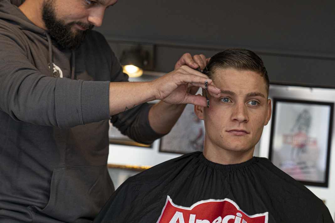 Seit 2019 ist Nico Wolfram mit Alpecin unterwegs, um Radprofis wie Mathieu van der Poel und den Teams die Haare zu schneiden.