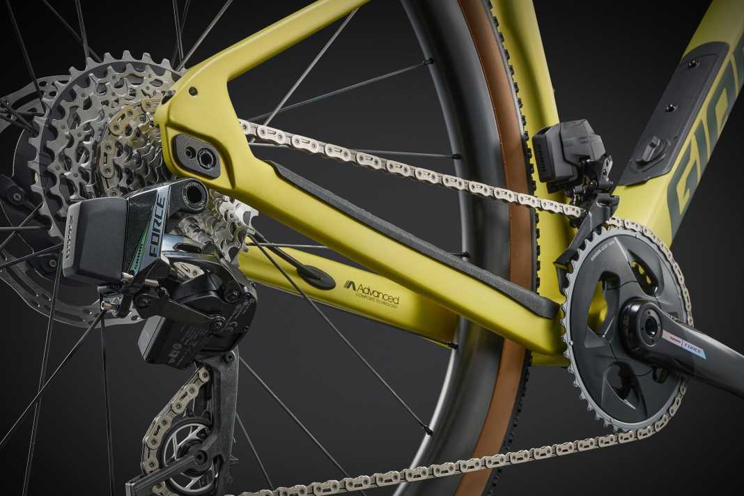 The Revolt Advanced Pro 0 features an electronic SRAM Force AXS E1 with a 2-speed chainring. 43/30 teeth at the front, with a 10–36 cassette at the rear. This combination offers a wide overall range whilst providing smaller gear steps than many single-chainring set-ups.