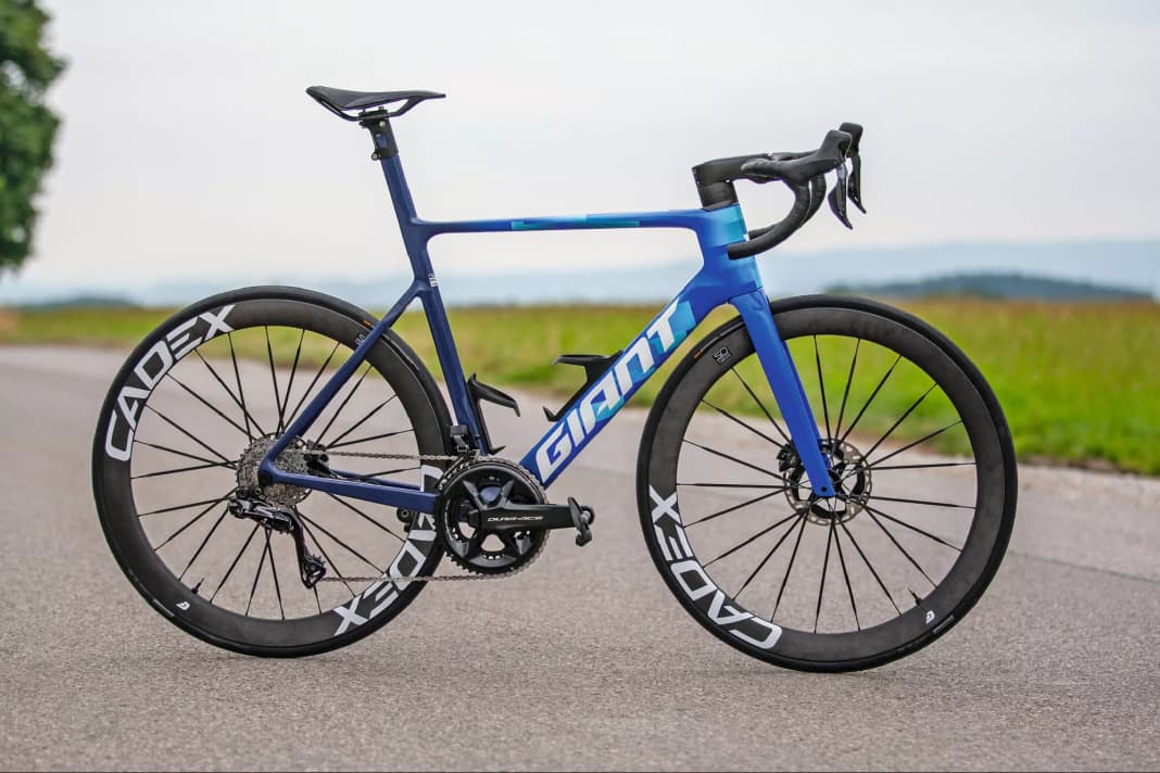 Le vélo Giant Propel Aero fait également partie du cercle très sélect des vélos de course 2022 testés avec la meilleure note de TOUR. 