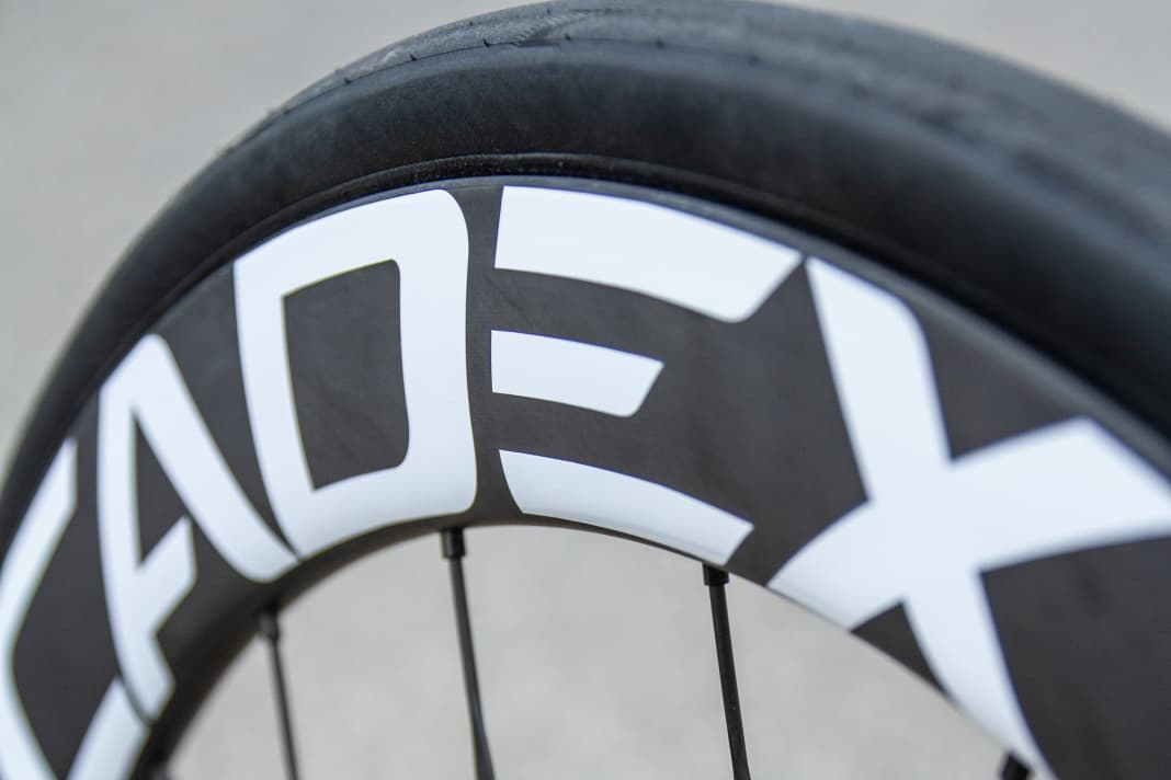 The new Cadex carbon wheels with carbon spokes are 50 millimetres high and very light.