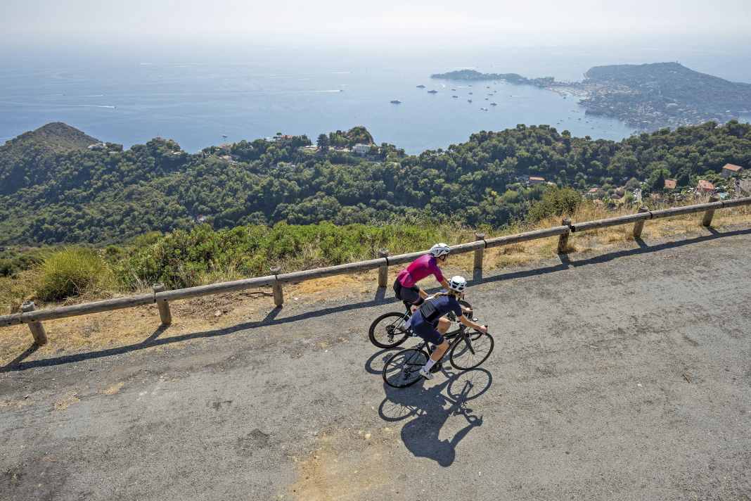Shortly before Col d'Èze, in the background on the right the Cap Ferrat peninsula
