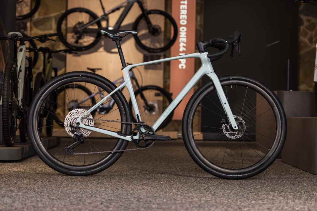 Das Cube Nuroad C:62 One kommt für 1999 Euro mit Carbonrahmen, Carbongabel und damit richtig geringem Gewicht.