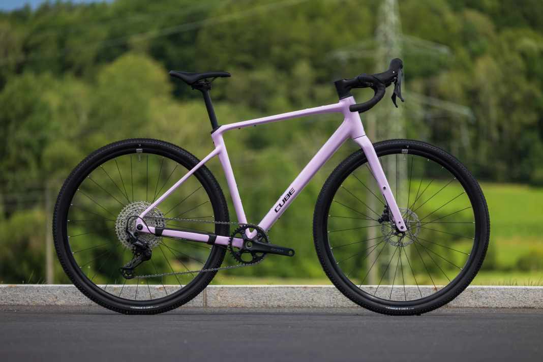 Un cadre en aluminium aux lignes épurées, une fourche en carbone, une transmission GRX 1x12 et de puissants freins à disque : un ensemble très réussi pour le prix. Prix : 1 299 euros.