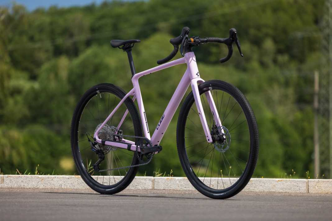 A sleek aluminium frame with a carbon fork, 1x12 GRX gears and powerful disc brakes:  an all-round excellent value package. Price: 1,299 euros.