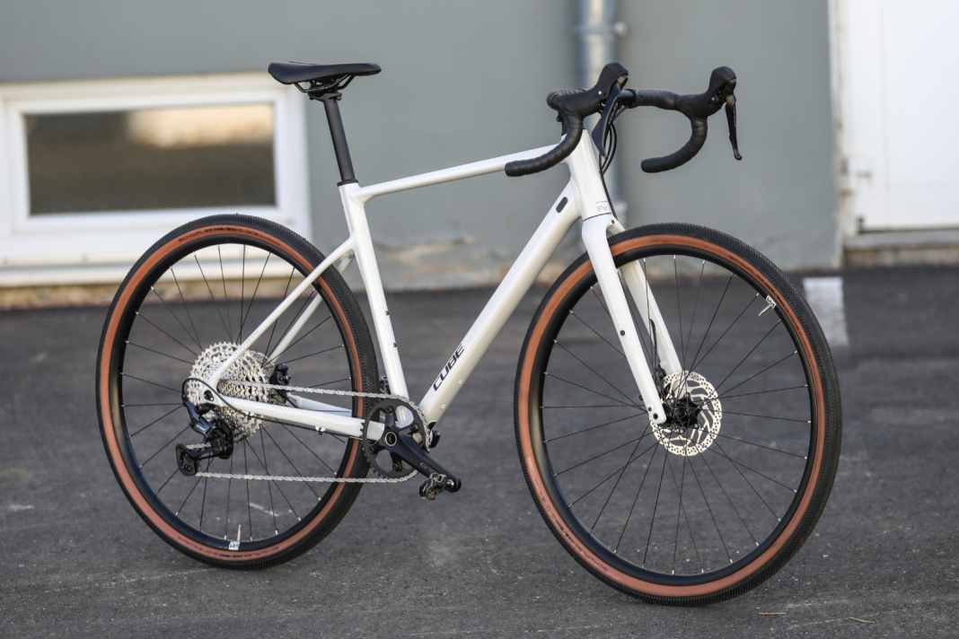 Cube Nuroad HPA EX: Für 1399 Euro bekommt man einen robusten Alu-Rahmen mit soliden graveltypischen Anbauteilen.