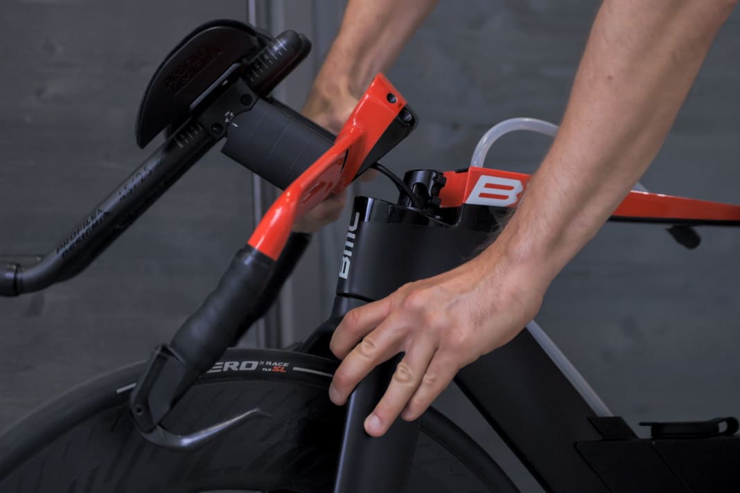 Das Cockpit kann einfach abgenommen und weggeklappt werden