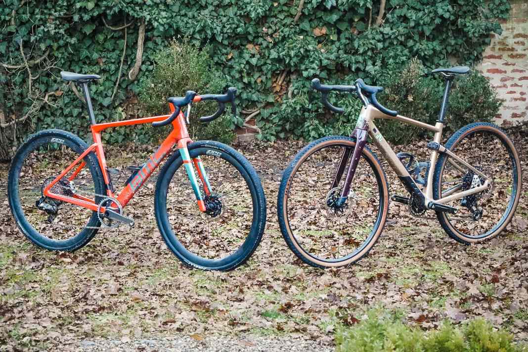 Gravelbikes der Extreme im Testduell: das rennmäßige BMC Kaius (links) trifft auf das abenteuertaugliche BMC Urs.
