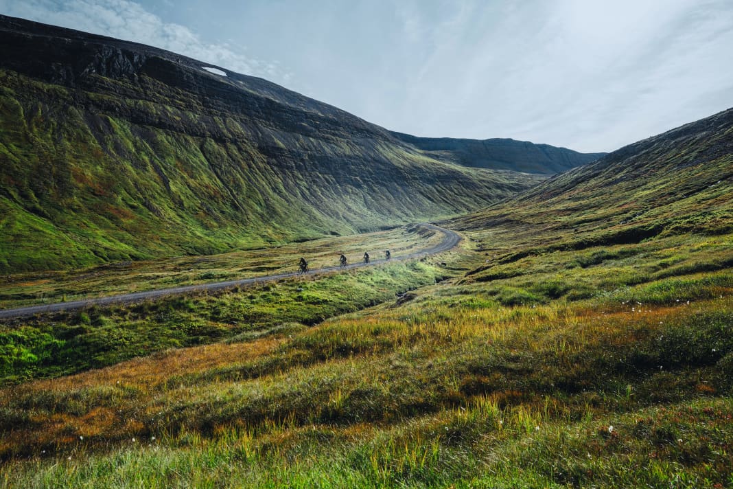L'Islande en gravelbike - un mélange de sentiments : la dernière descente mène à Ísafjörður, où l'aventure a commencé - et se termine malheureusement aussi