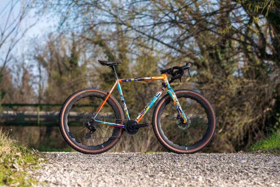 Spätestens mit der handgemalten Ciavete-Lackierung wird aus dem Dario Pegoretti Orlando Gravelbike ein unverkennbares Einzelstück.