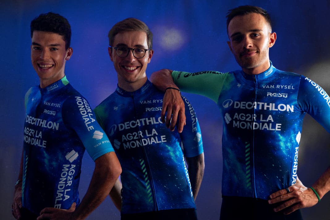 Das neue Trikot der Mannschaft Decathlon AG2R La Mondiale