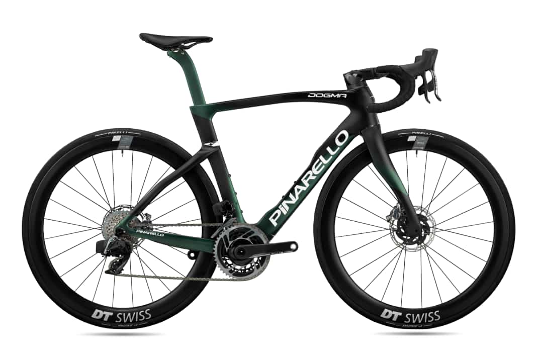 Auf Platz drei der teuersten Testräder in 2024 landet die alte Version des Pinarello Dogma F. 15350 Euro riefen die Italiener für die Version mit SRAM Red AXS und DT Swiss-Laufrädern auf.