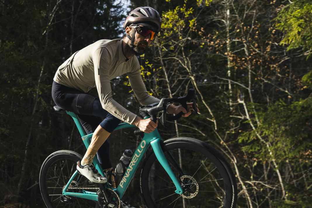 Sporty riding position, razor-sharp handling: the Pinarello F9 presents itself as a genuine race model