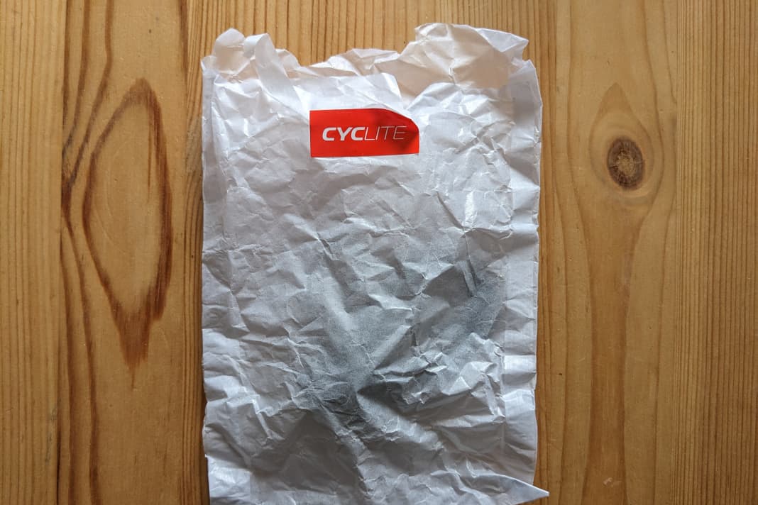 Les accessoires de chaque sac étaient bien emballés dans un sac en papier.