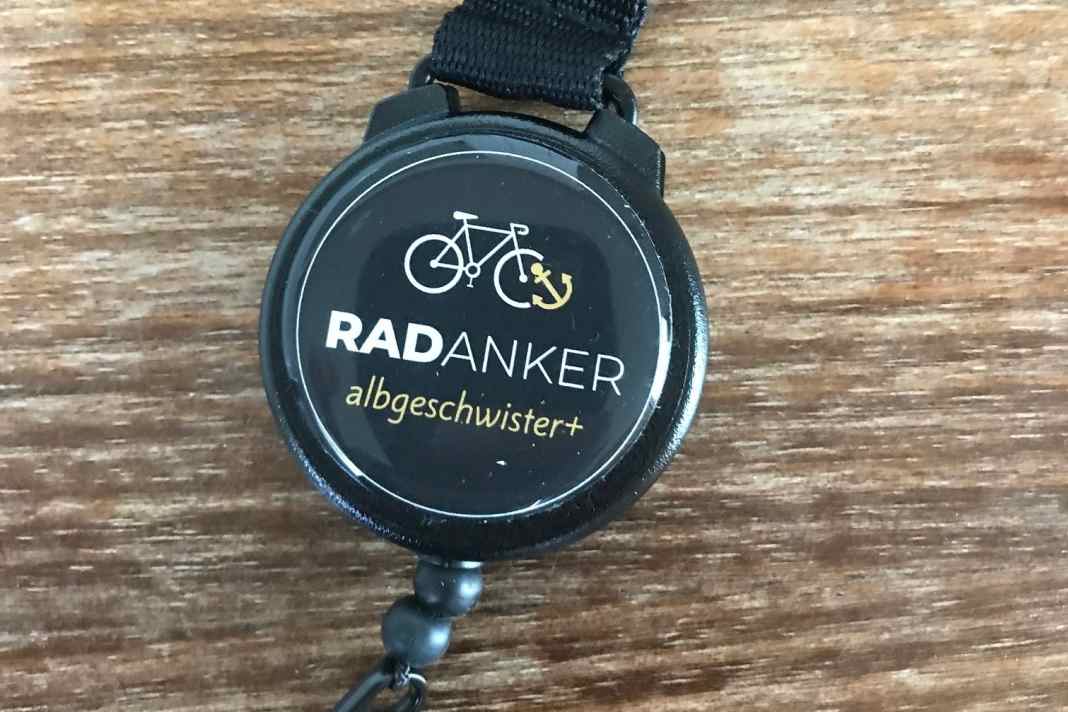Der Radanker macht sich in einer Ecke der Trikottasche klein