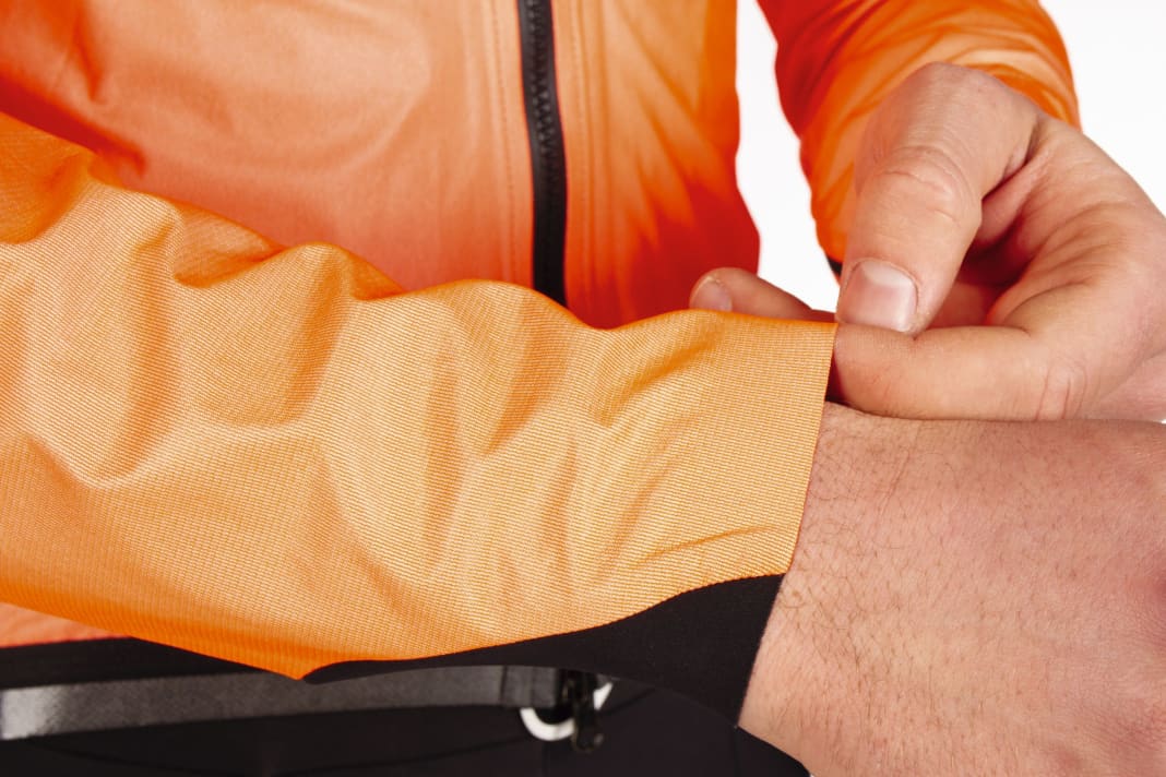 Bei den Assos-Jacken hält ein dünner, elastischer Einsatz den Ärmelbund eng am Handgelenk. Das ist bequem und schützt vor Zugluft.