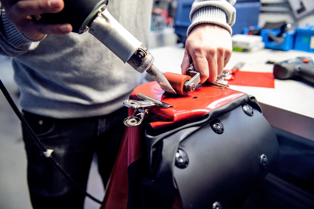 Après une utilisation intensive, il peut arriver qu'un trou se soit formé dans un sac Ortlieb. Ortlieb et les partenaires de service proposent des réparations.