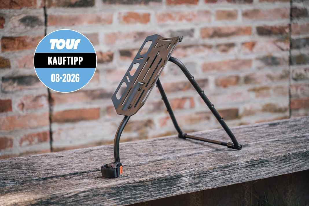 Leicht, flexibel und stabil - der Switch Rack von Restrap ist aktuell einer der besten Bikepacking-Träger am Markt und eine absolute Empfehlung. Kaum zu glauben: Obwohl der Switch Rack nur knapp über 700 Gramm wiegt, packt er satte 30 Kilo an Beladung - und bleibt dabei erstaunlich stabil im Gelände.