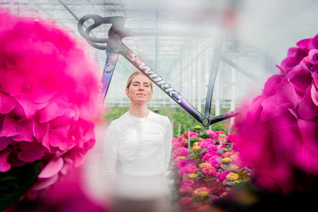 Demi Vollering und das ihr gewidmete Rahmenset von Specialized. Das Farbdesign auf dem Rahmen zeigt ihren persönlichen Werdegang