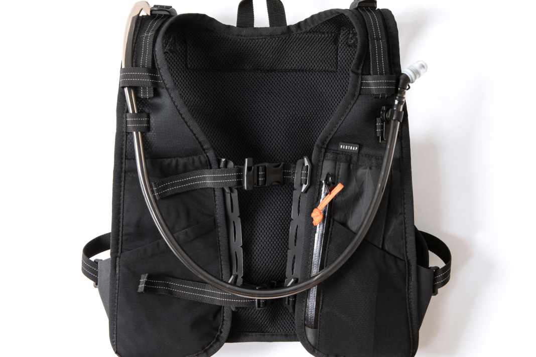 L'avant du sac est connu. Elle ressemble à la Race Hydration Vest et offre un compartiment zippé résistant à l'eau et plusieurs poches en mesh.