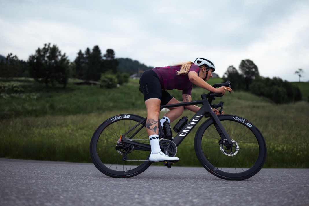 Vélo de course électrique sous couverture : le Canyon Endurace:ONfly n'est pas reconnaissable au premier coup d'œil comme un vélo électrique