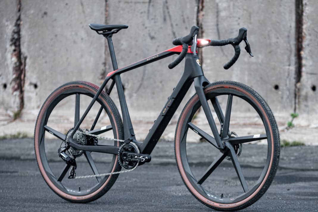 Nach einigen Jahren Abstinenz zeigt Rotwild wieder ein Modell mit Rennlenker. Das R.R275 X ist ein motorisiertes Gravelbike, das sich durch ein markantes Rahmendesign und Lichtanlage charaktersiert.