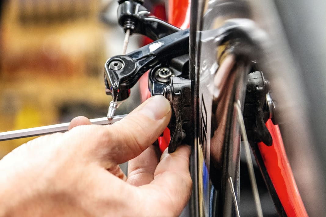 Felgenbremsbeläge werden mit der Befestigungsschraube ausgerichtet. Neigen sie zum Quietschen, können schräg angestellte Beläge Ruhe schaffen. 