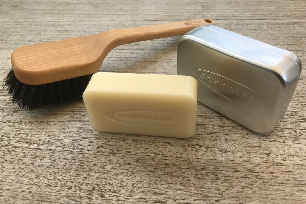Soap, brush, aluminium can: the wheel cleaner set from Schwalbe