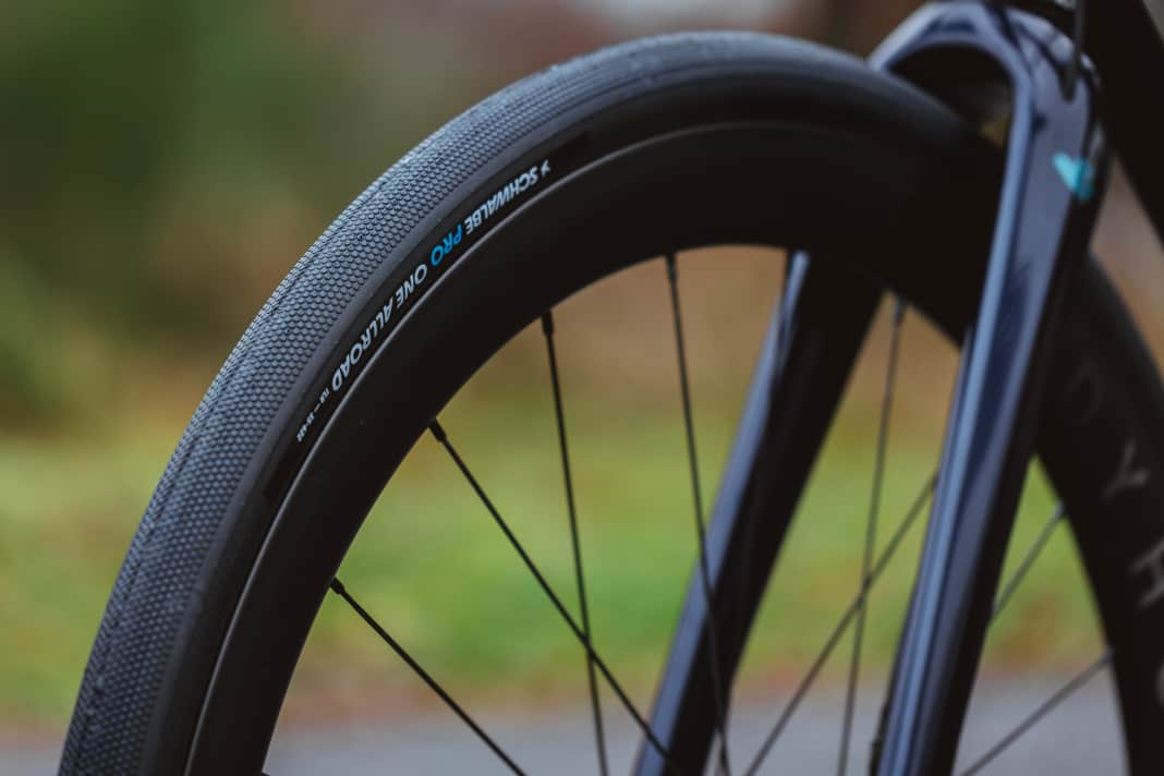 Der neue Pro One Allroad von Schwalbe soll die Lücke zwischen Rennrad- und Gravel-Reifen schließen.