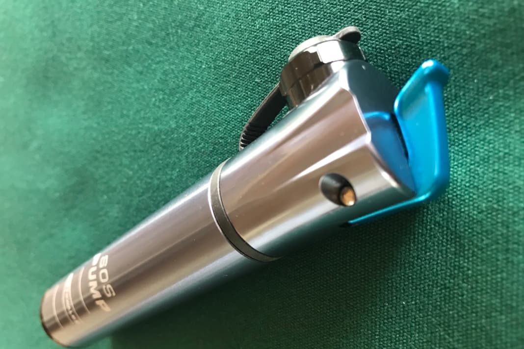 Die SOS-Pump von Schwalbe wiegt 53 Gramm