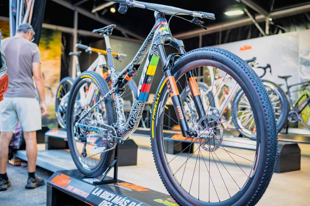The KTM Scarp 32-inch is still a prototype, but it’s already decked out in the rainbow colours of marathon world champion Andi Seewald.