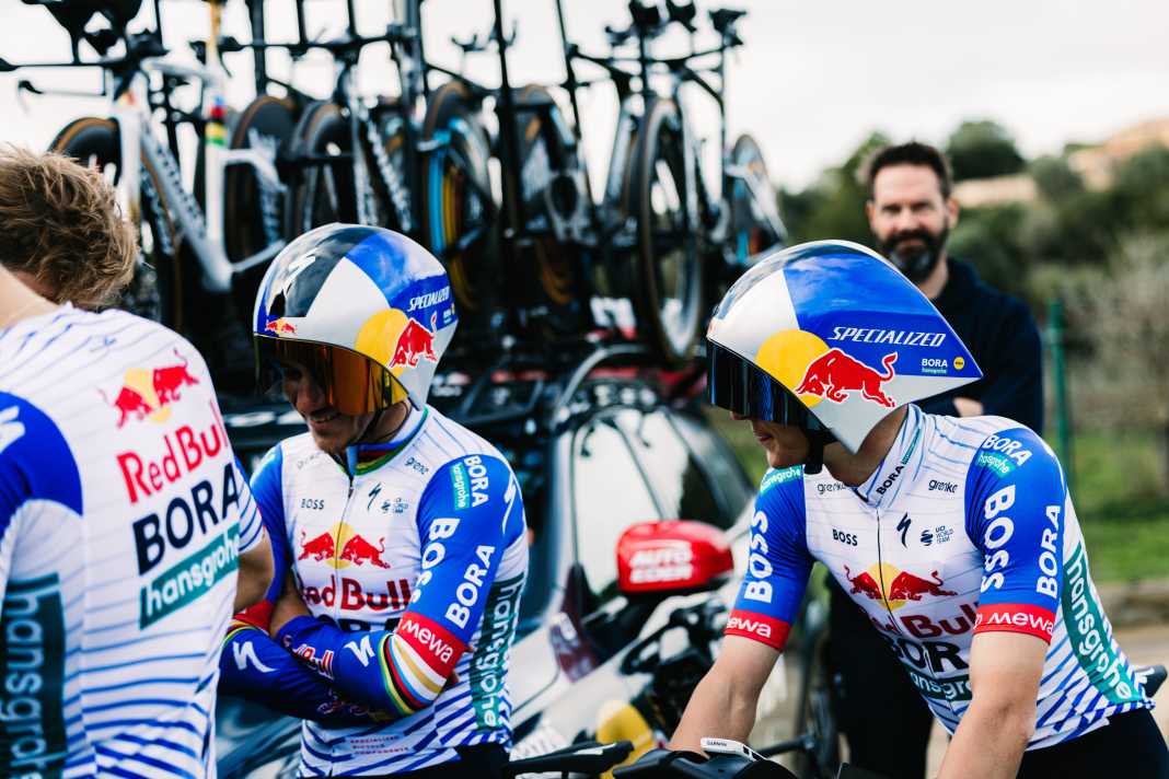 Début de saison commun : Remco Evenepoel (à gauche) et Florian Lipowitz disputent ensemble le contre-la-montre par équipe lors du Challenge Mallorca.