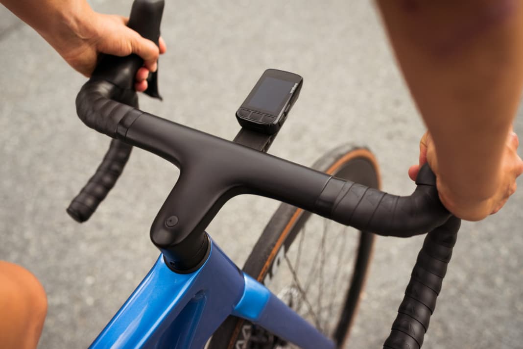 Cela vous semble familier, n'est-ce pas ? C'est vrai. Canyon utilise pour l'Ultimate le même cockpit One-Piece que pour l'Aeroad récemment remanié. L'unité en carbone de belle forme peut être réglée en hauteur sur 15 millimètres et en largeur sur trois niveaux sans séparation de puissance.