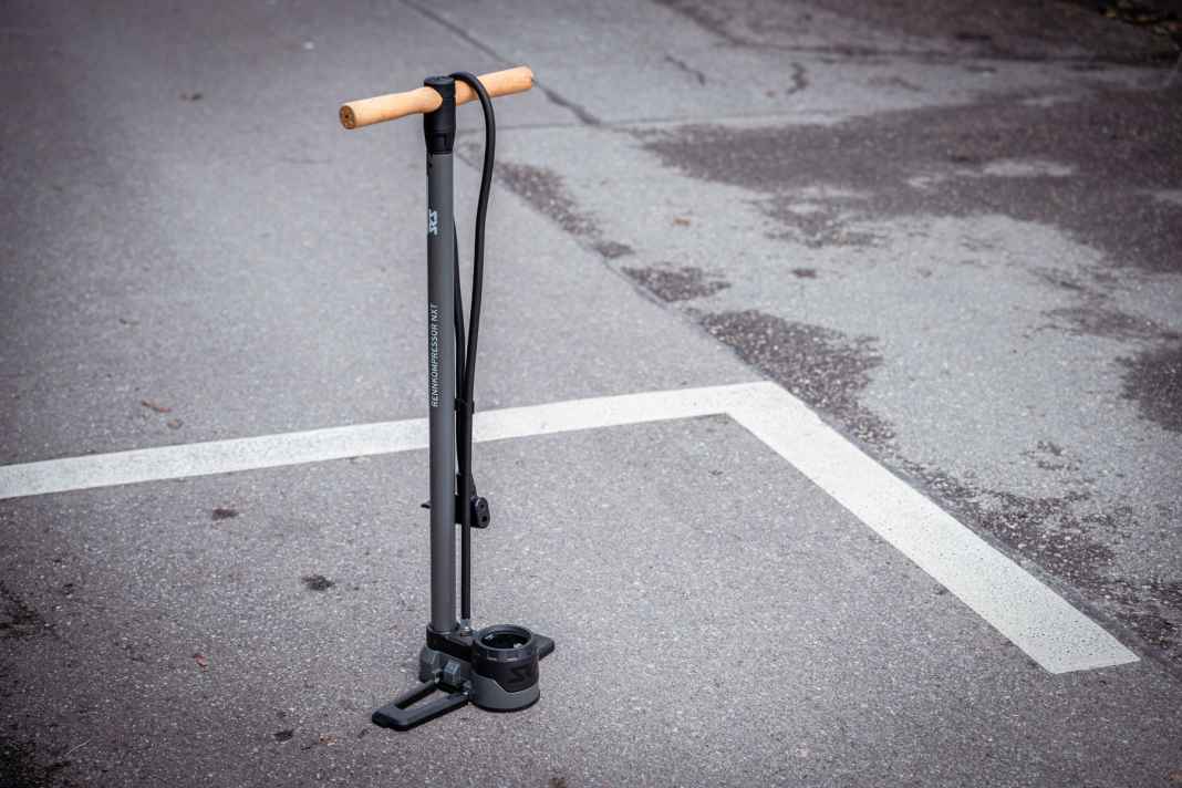SKS hat den Rennkompressor neu aufgelegt. Die hochwertige Standpumpe wird größer, leistungsstärker und digital.