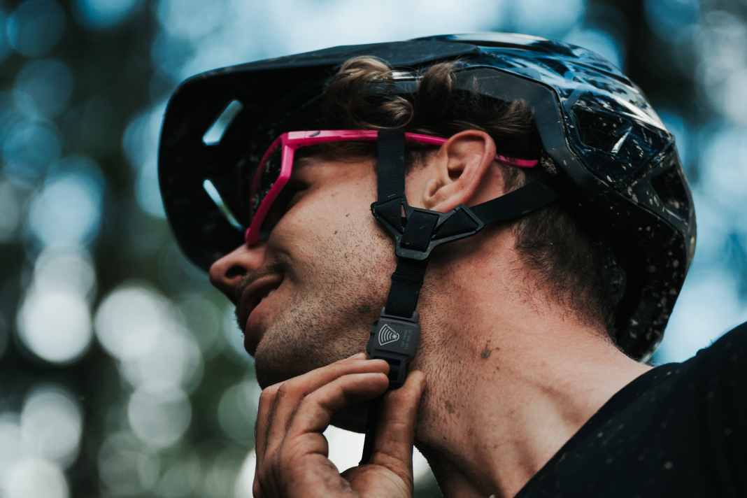 Safety feature that you will hopefully never need: Emergency information that can be read directly from the helmet buckle using NFC