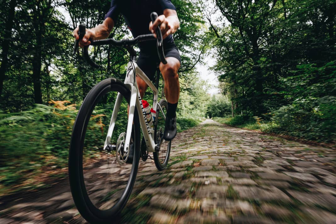 Kopfsteinpflaster, wir kommen! Das neue Roubaix soll dank verbessertem Federsystem und riesiger Reifenfreiheit auch äußerst ruppiges Terrain bewältigen können.